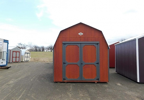 Front view of red cedar barn in Frisco, TX