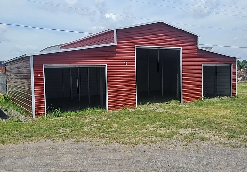Red metal loafing shed in Boynton, OK